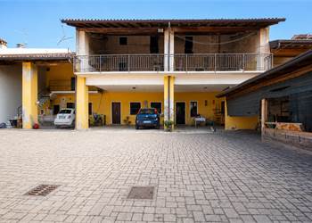 Cascina con ampi spazi e giardino privato!