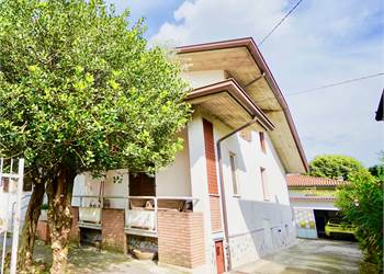 🏡 Villa singola con due unità abitative e corte!