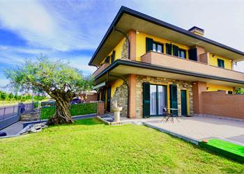 Villa di testa completamente indipendente con giardino privato!