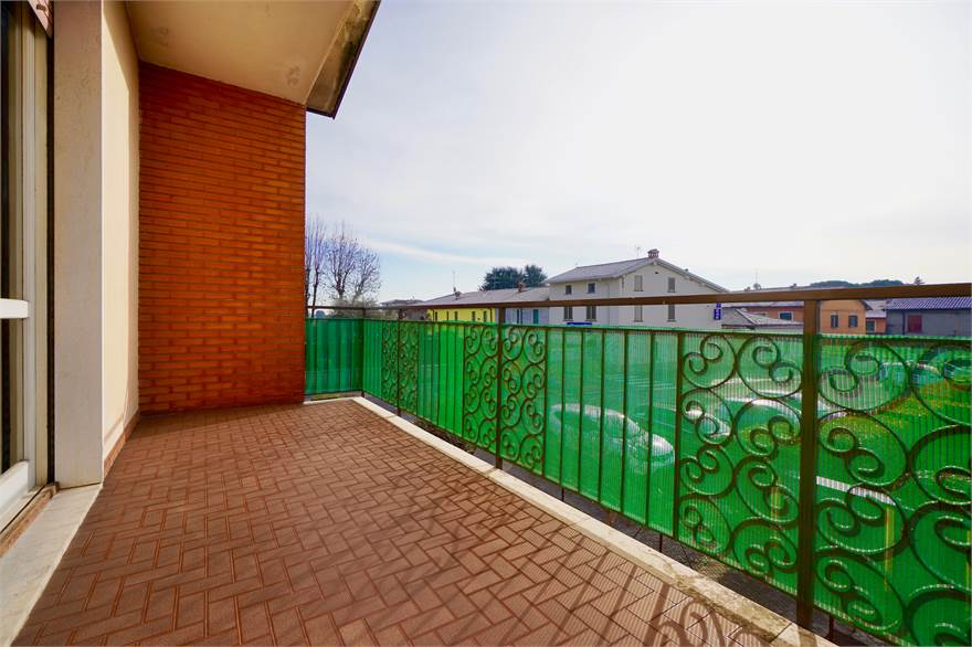 Balcone con accesso dalla cucina e dal disimpegno 