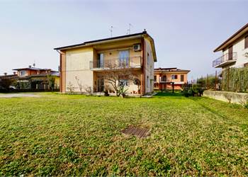 Villa singola adatta a due famiglie!