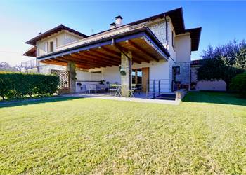 Vivere la Franciacorta: quadrilocale con giardino, portico e vista lago!