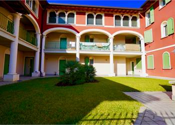 Recente appartamento bilocale con travi a vista! 