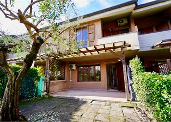 Villetta a schiera parzialmente ristrutturata! 