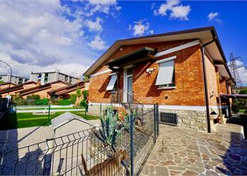 Villa bifamiliare con giardino privato!