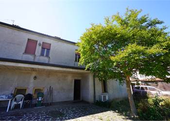 Villetta a schiera di testa da ristrutturare! 